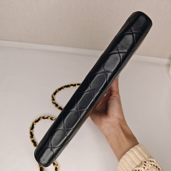 Authentic Preloved Chanel vintage medium flap bag - Picture 10 of 17